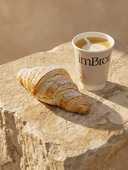 Ein Croissant und ein Heißgetränk von imBrot. Ein Croissant und ein Heißgetränk von imBrot.