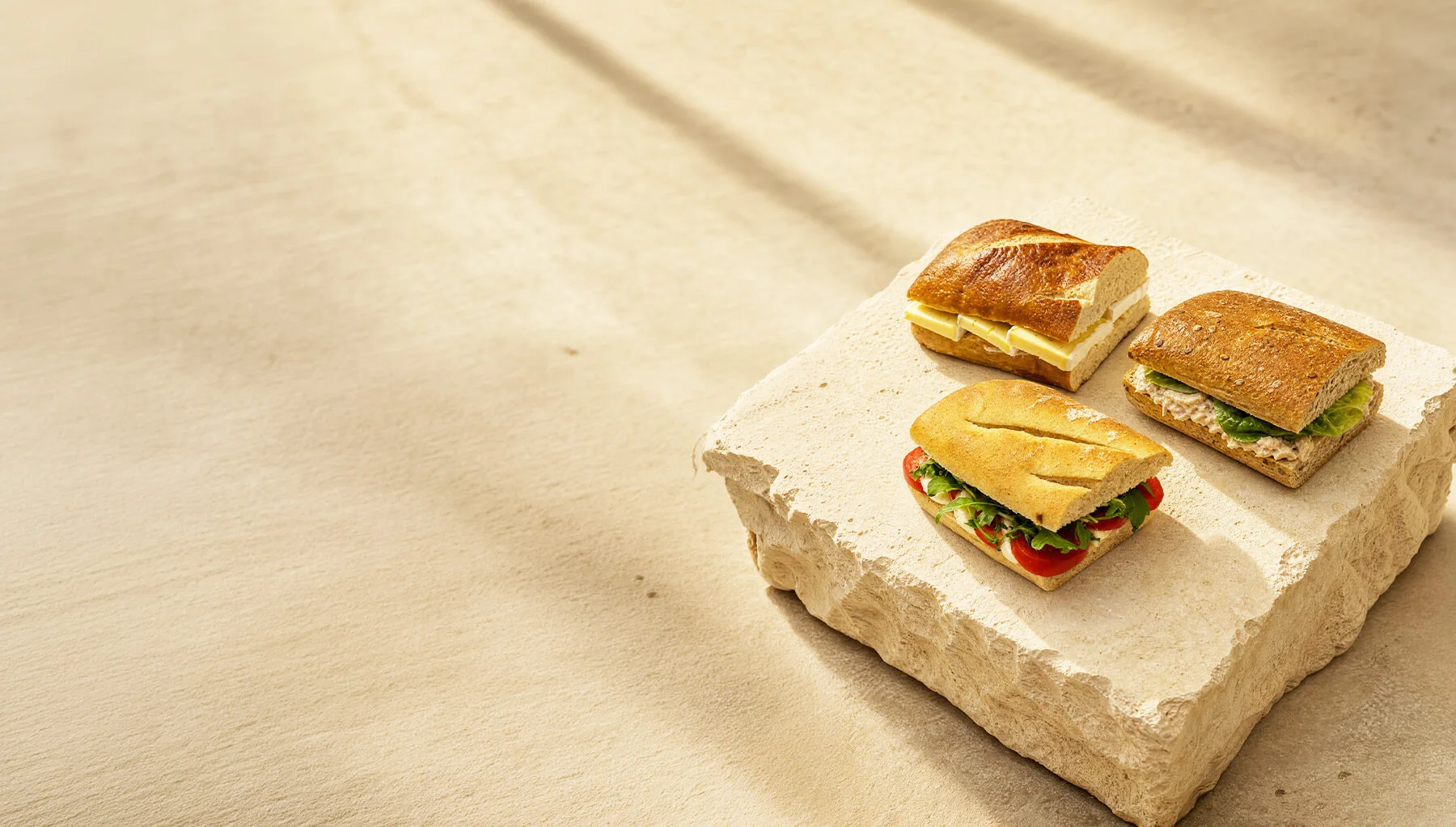 Eine Auswahl an Produktfotos von drei imBrot Sandwiches. Eine Auswahl an Produktfotos von drei imBrot Sandwiches.